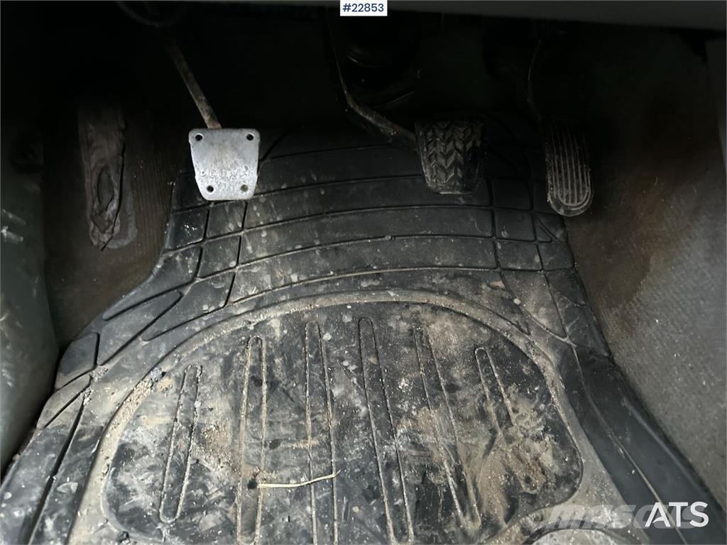 Toyota Hilux 4WD w/ two sets of tires Carros