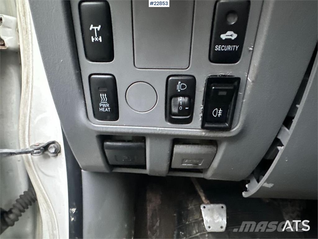 Toyota Hilux 4WD w/ two sets of tires Carros