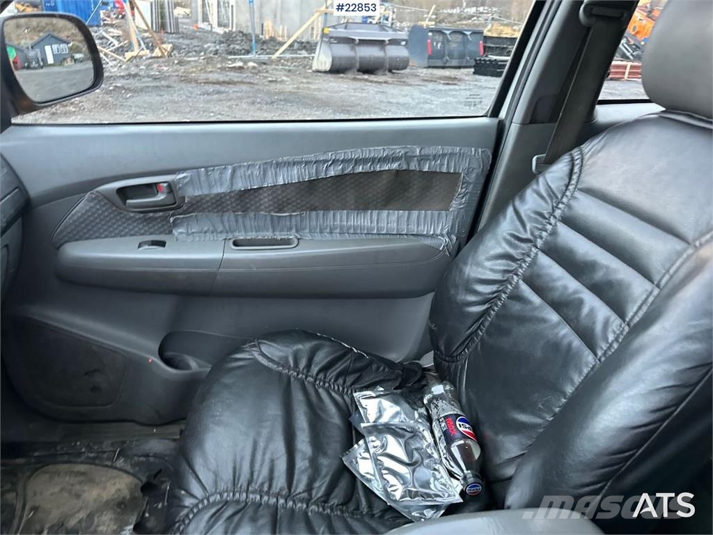 Toyota Hilux 4WD w/ two sets of tires Carros