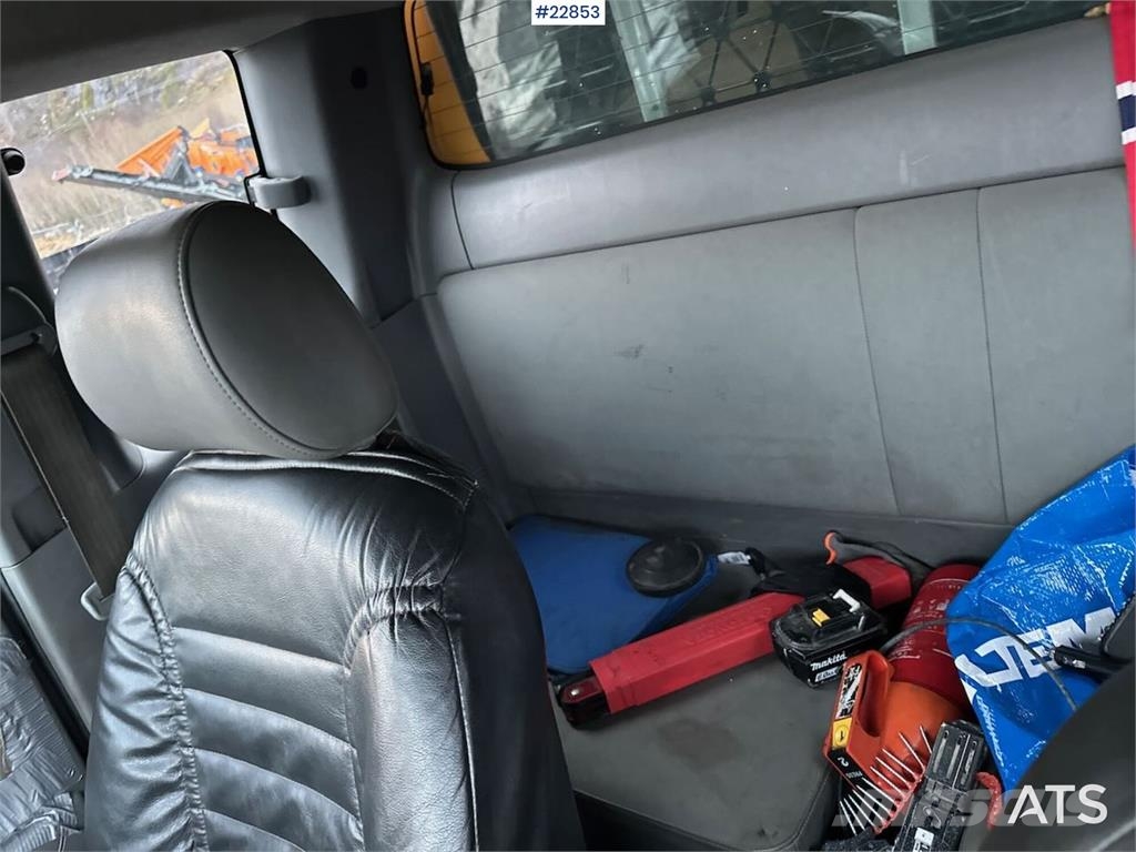 Toyota Hilux 4WD w/ two sets of tires Carros