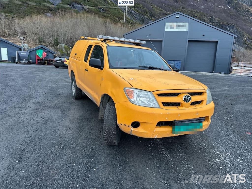 Toyota Hilux 4WD w/ two sets of tires Carros