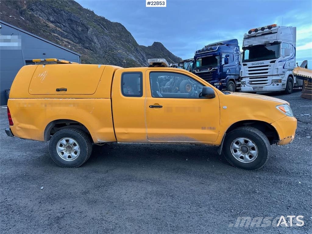 Toyota Hilux 4WD w/ two sets of tires Carros