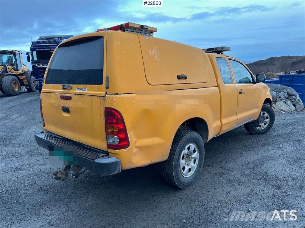 Toyota Hilux 4WD w/ two sets of tires Carros