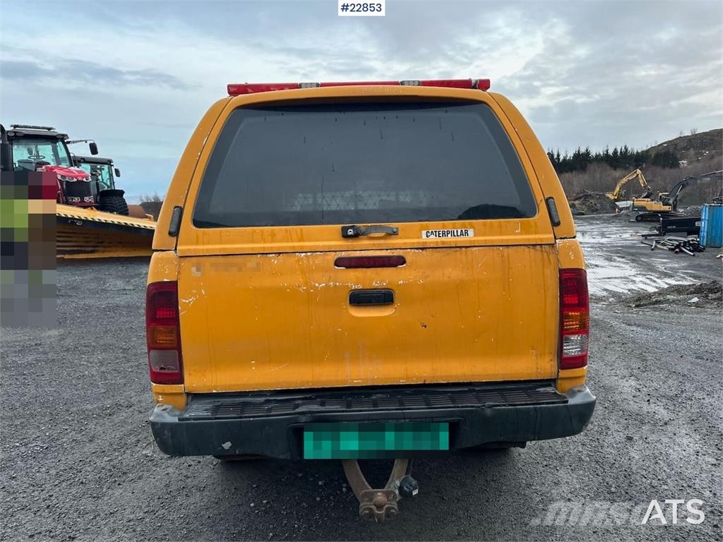 Toyota Hilux 4WD w/ two sets of tires Carros