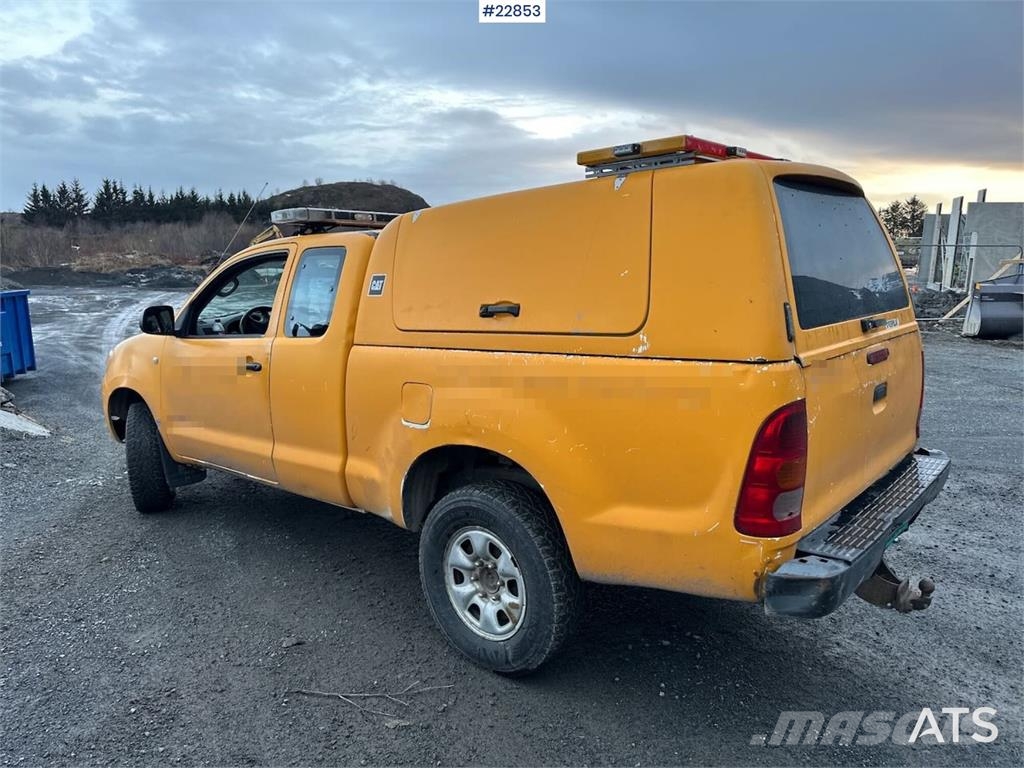 Toyota Hilux 4WD w/ two sets of tires Carros
