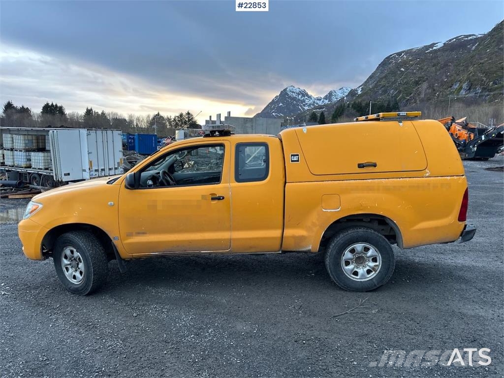 Toyota Hilux 4WD w/ two sets of tires Carros
