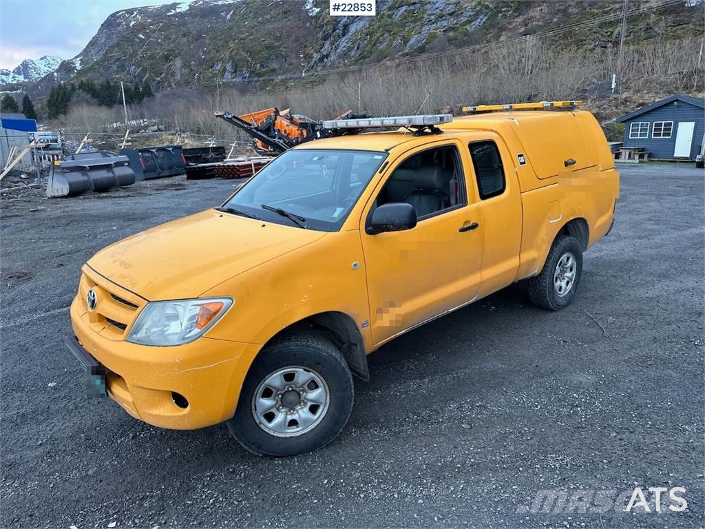 Toyota Hilux 4WD w/ two sets of tires Carros