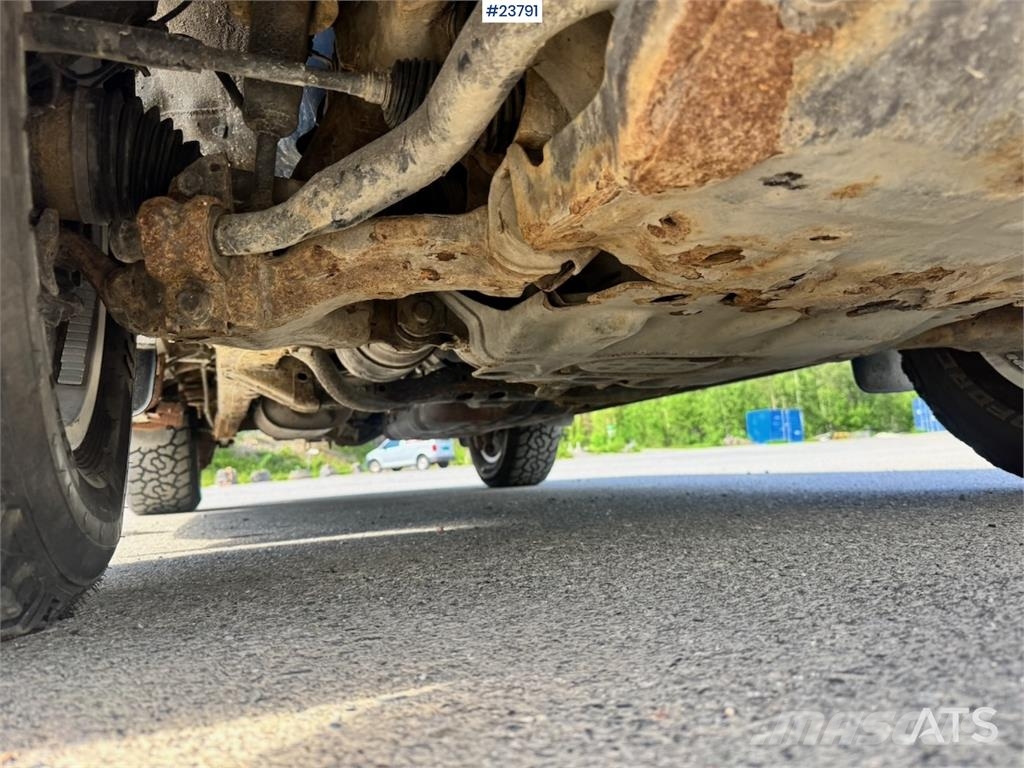 Toyota Land Cruiser – 190 HP – 2 Sets of Tires شاحنة مقفلة