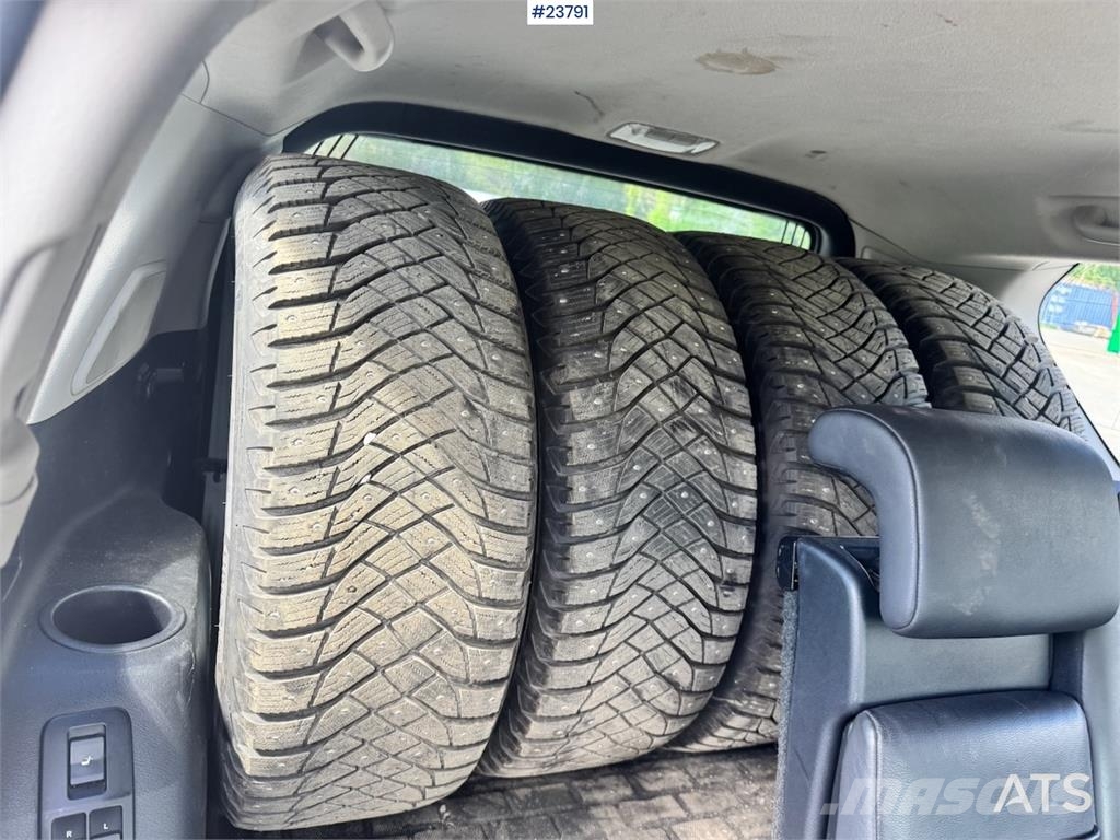 Toyota Land Cruiser – 190 HP – 2 Sets of Tires شاحنة مقفلة