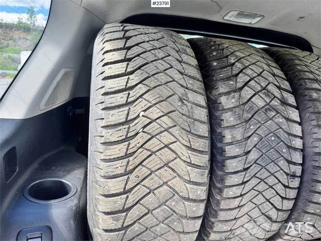 Toyota Land Cruiser – 190 HP – 2 Sets of Tires شاحنة مقفلة