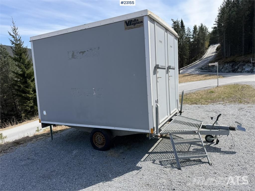 Valla Mannskapsbrakke with a toilet and refrigerator barăci de construcții