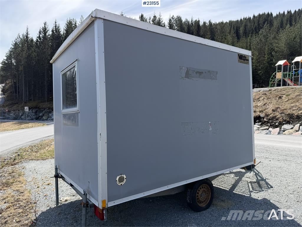 Valla Mannskapsbrakke with a toilet and refrigerator barăci de construcții