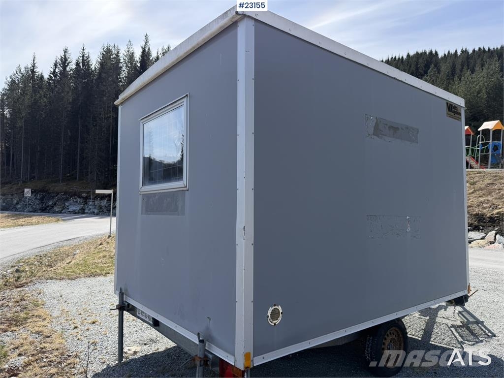 Valla Mannskapsbrakke with a toilet and refrigerator barăci de construcții