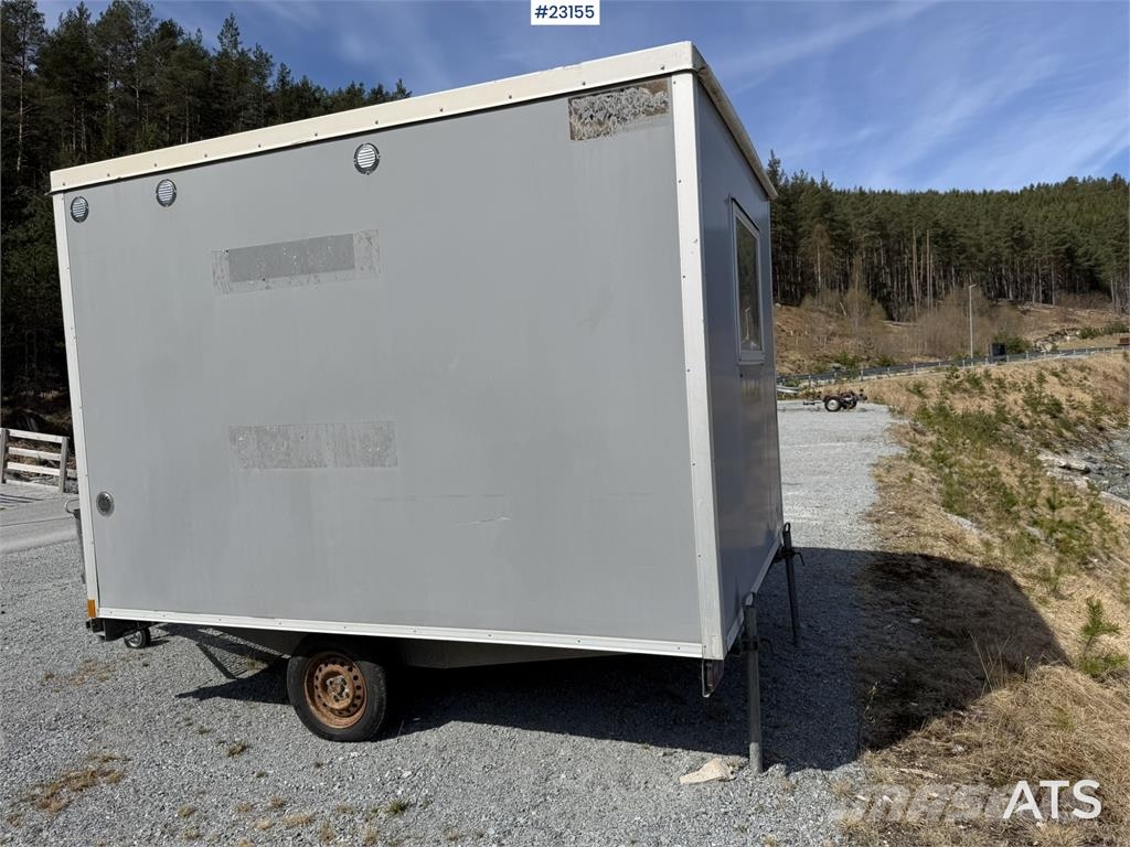 Valla Mannskapsbrakke with a toilet and refrigerator barăci de construcții