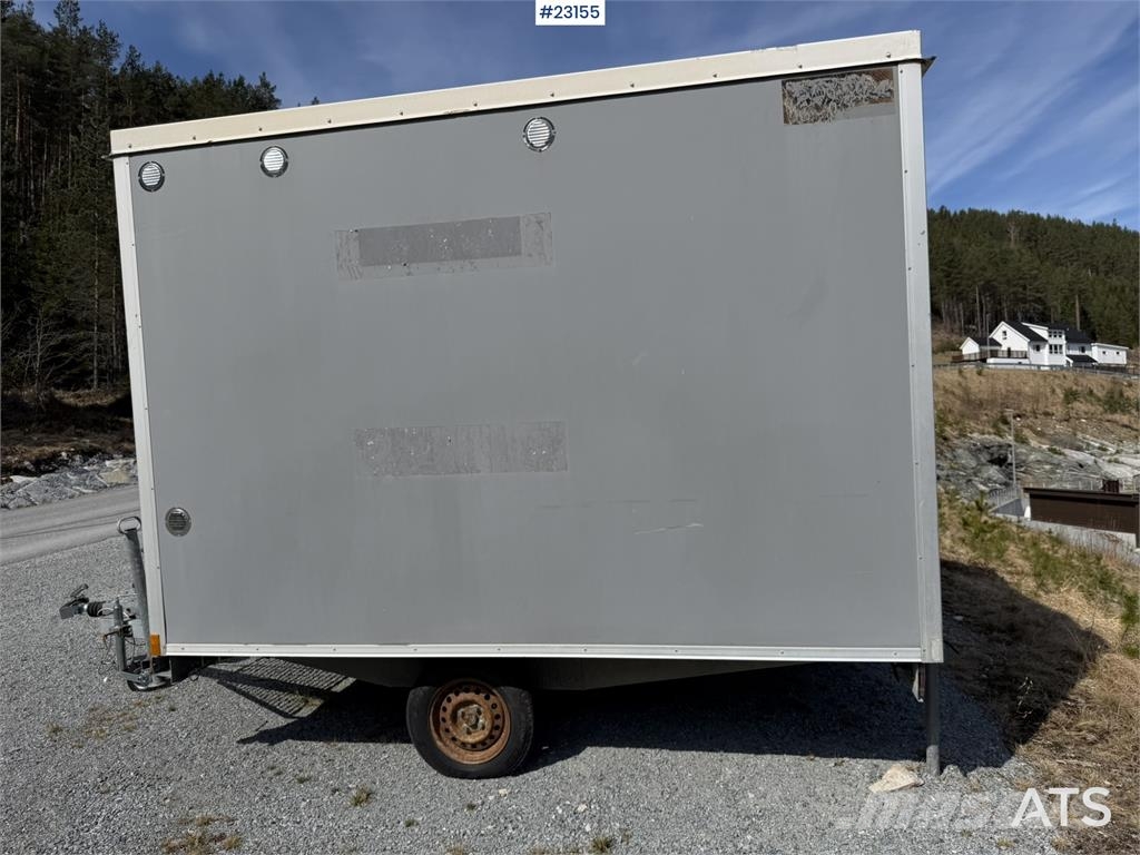 Valla Mannskapsbrakke with a toilet and refrigerator barăci de construcții