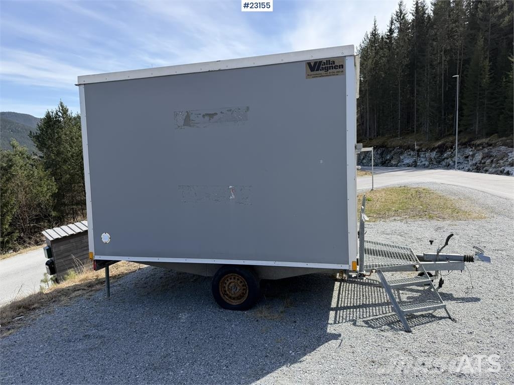 Valla Mannskapsbrakke with a toilet and refrigerator barăci de construcții