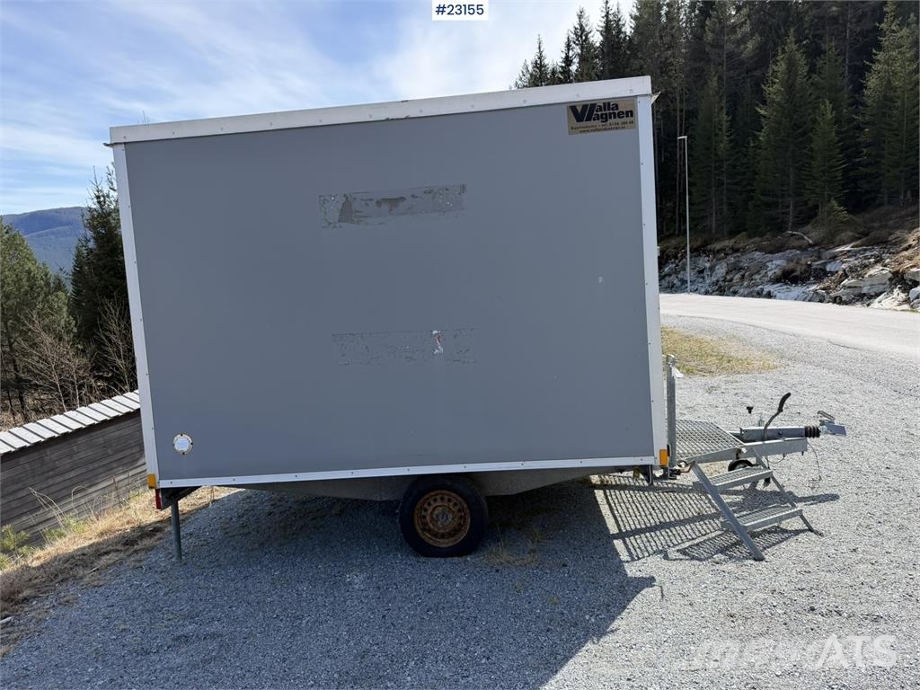 Valla Mannskapsbrakke with a toilet and refrigerator barăci de construcții