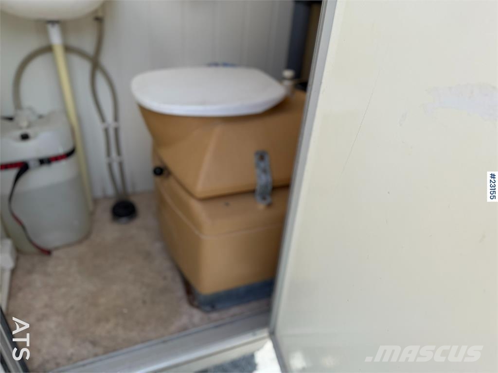 Valla Mannskapsbrakke with a toilet and refrigerator barăci de construcții