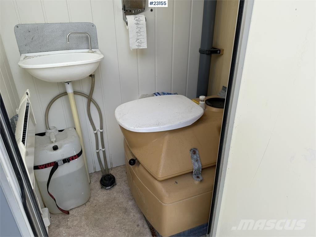 Valla Mannskapsbrakke with a toilet and refrigerator barăci de construcții