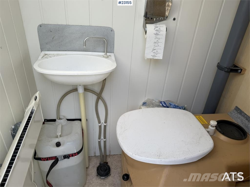 Valla Mannskapsbrakke with a toilet and refrigerator barăci de construcții