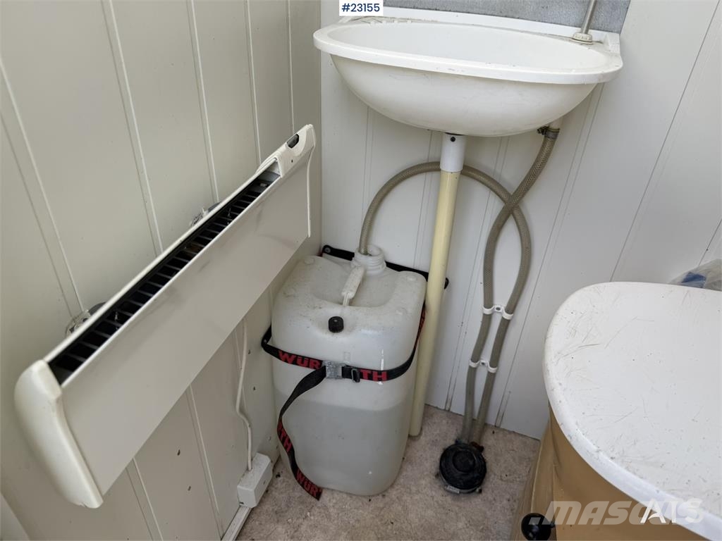Valla Mannskapsbrakke with a toilet and refrigerator barăci de construcții