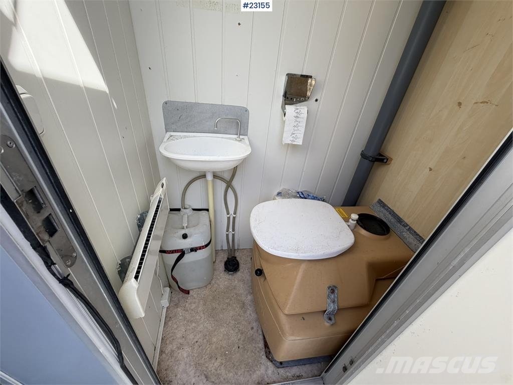 Valla Mannskapsbrakke with a toilet and refrigerator barăci de construcții