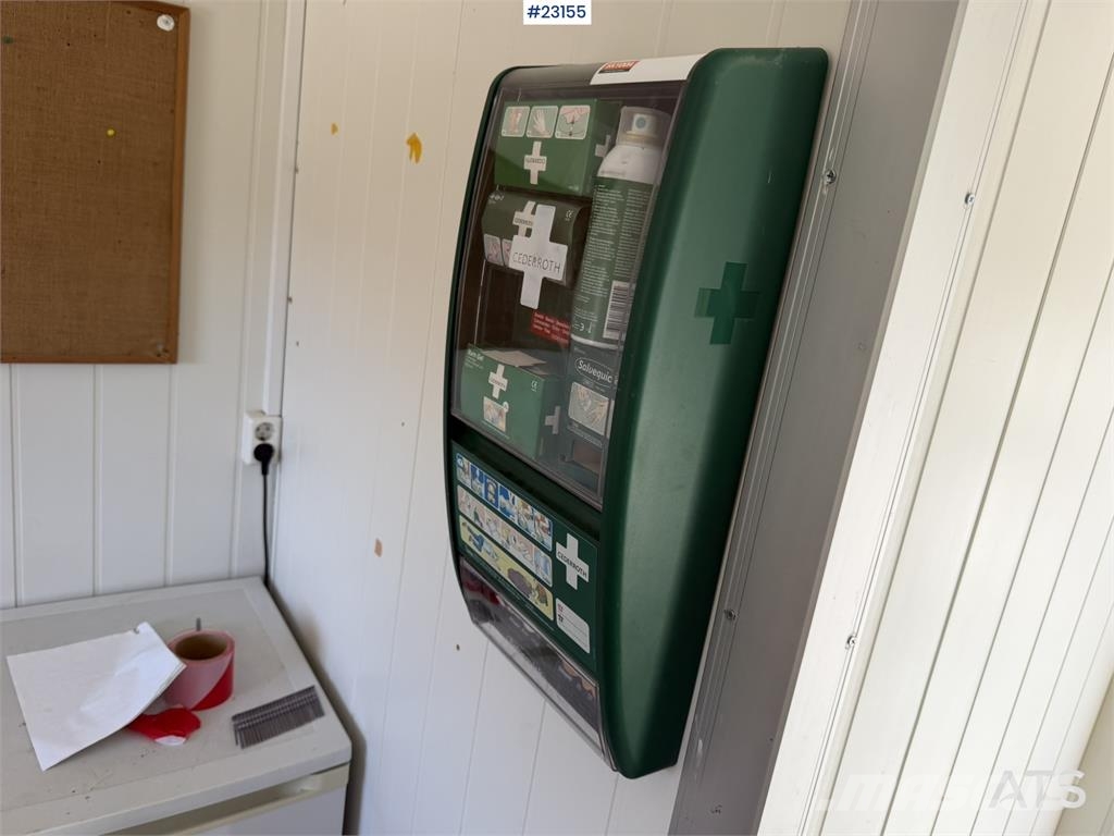 Valla Mannskapsbrakke with a toilet and refrigerator barăci de construcții