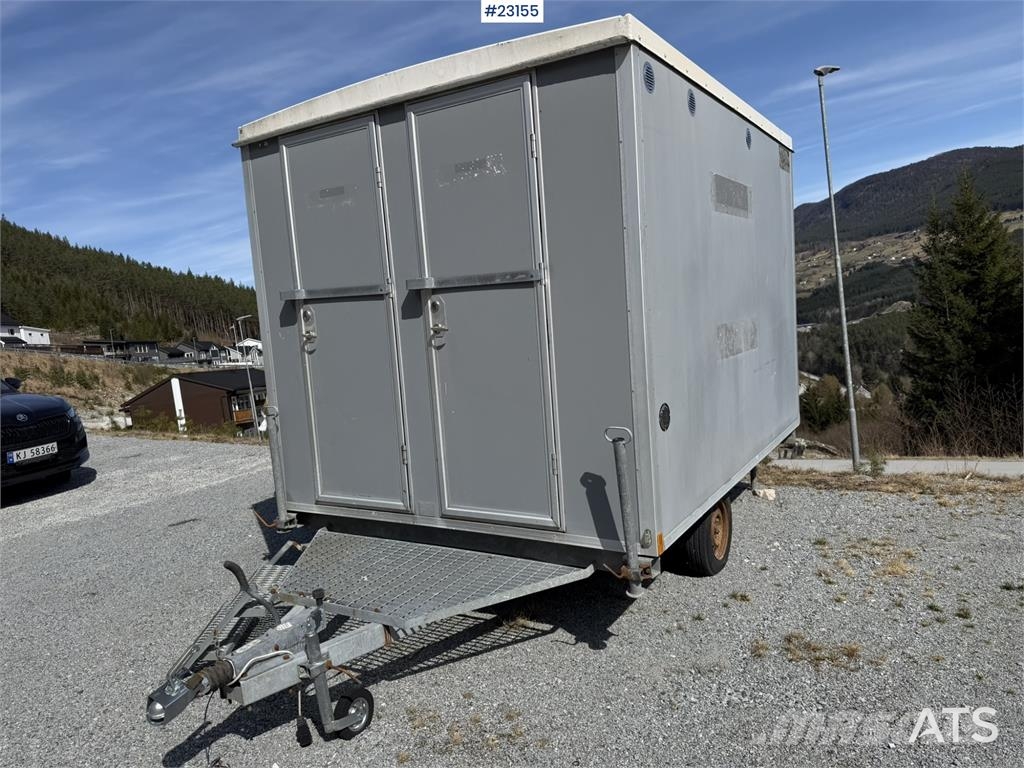 Valla Mannskapsbrakke with a toilet and refrigerator barăci de construcții