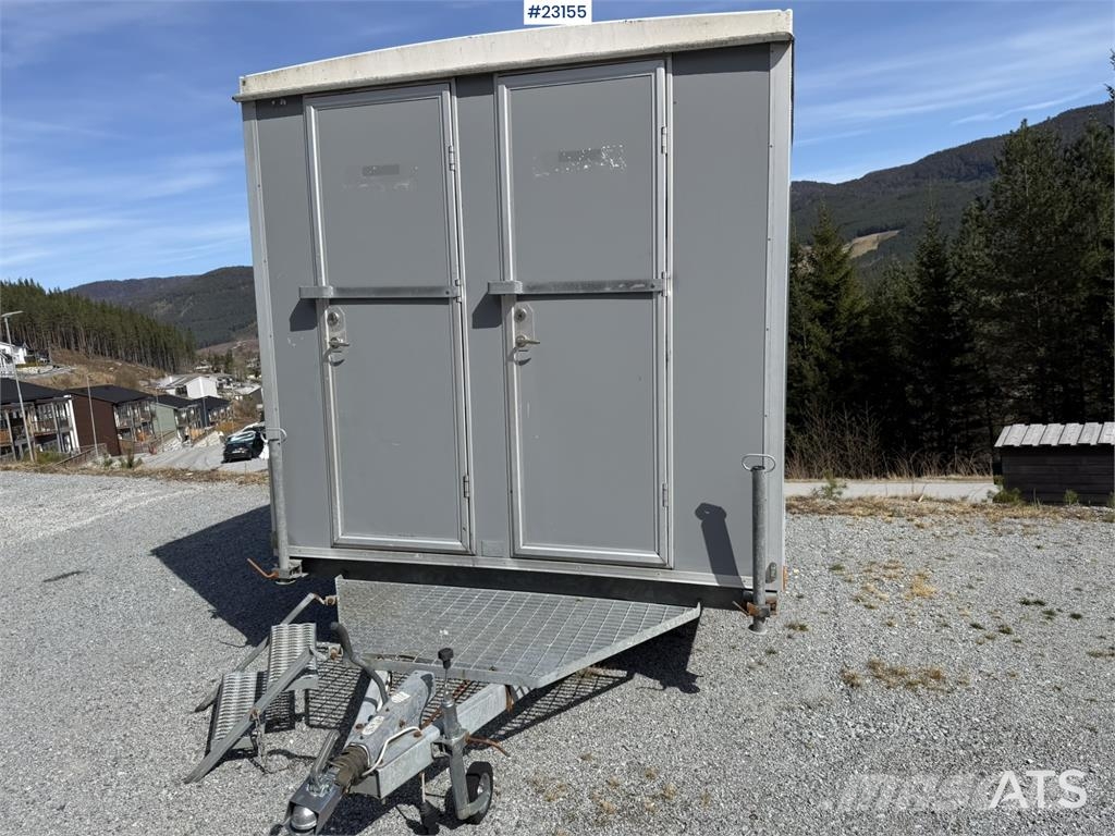 Valla Mannskapsbrakke with a toilet and refrigerator barăci de construcții