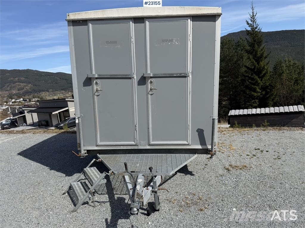 Valla Mannskapsbrakke with a toilet and refrigerator barăci de construcții