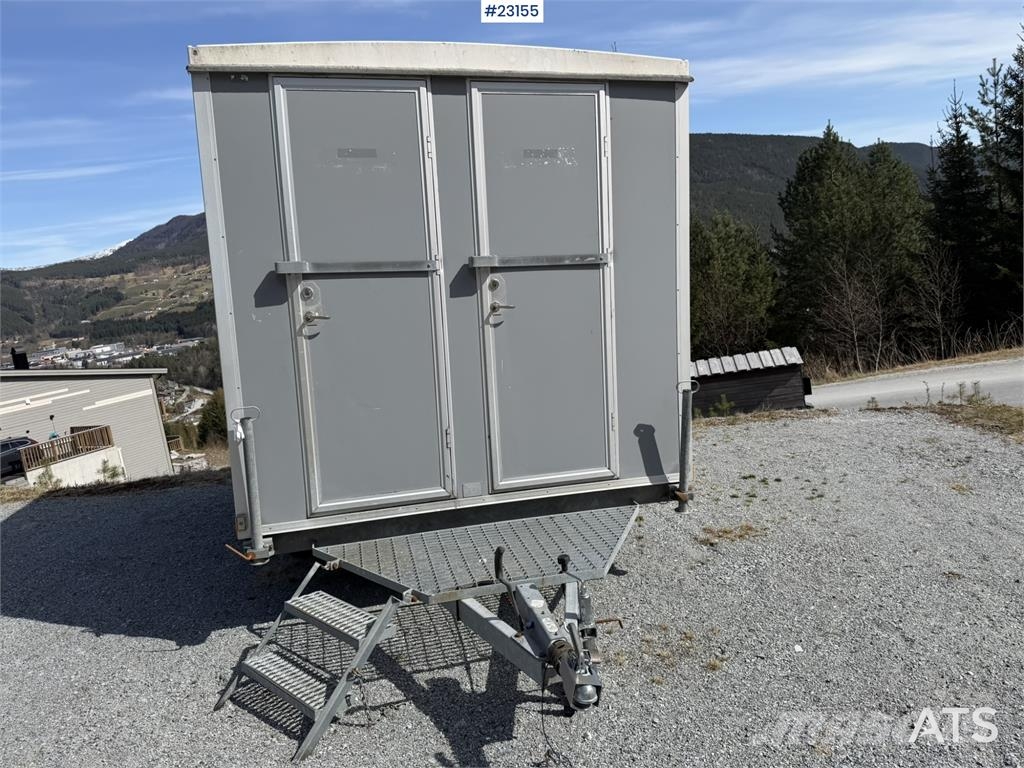 Valla Mannskapsbrakke with a toilet and refrigerator barăci de construcții