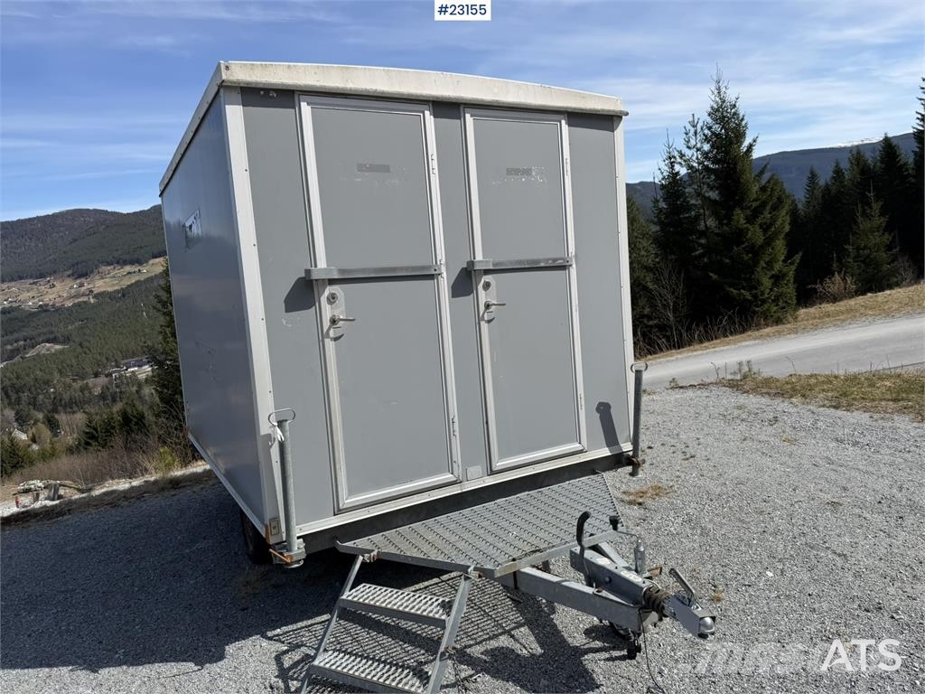 Valla Mannskapsbrakke with a toilet and refrigerator barăci de construcții