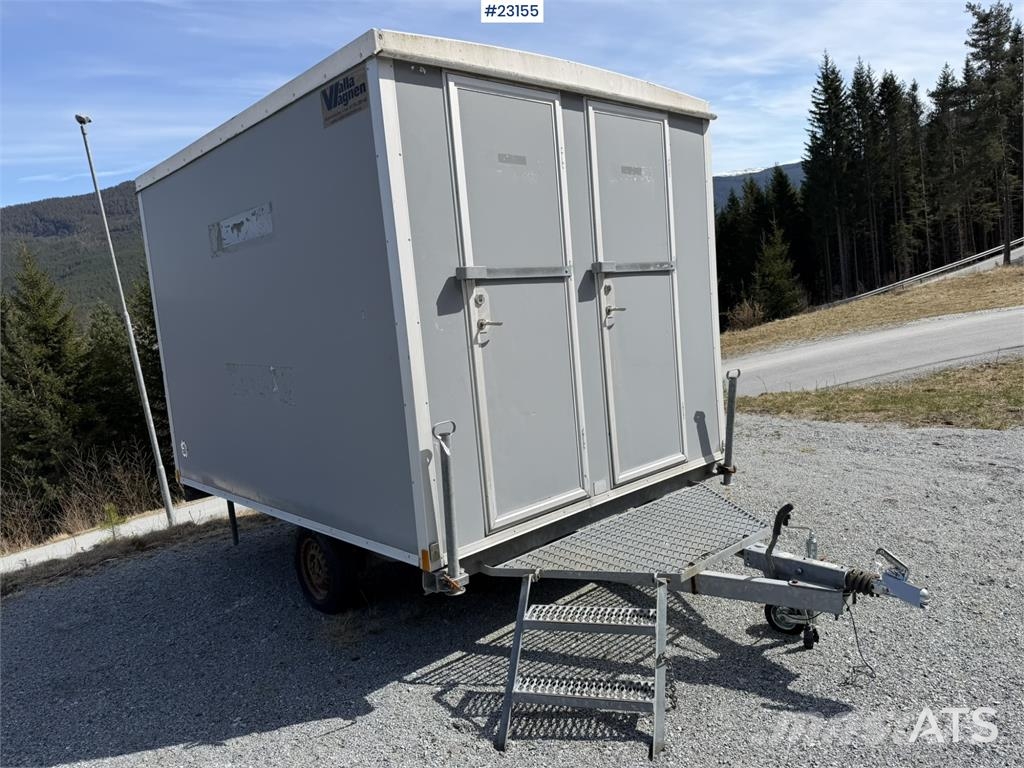 Valla Mannskapsbrakke with a toilet and refrigerator barăci de construcții
