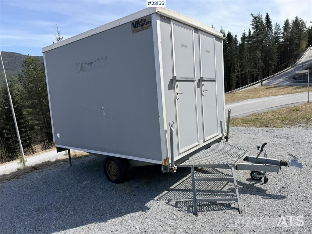 Valla Mannskapsbrakke with a toilet and refrigerator barăci de construcții