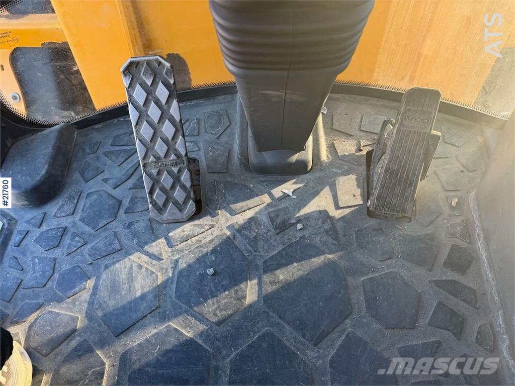 Venieri 7.63C wheel loader w/original bucket لوادر بعجل