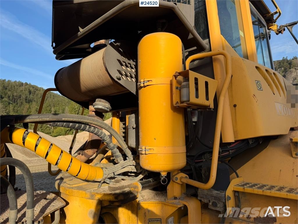 Volvo A25D 6x6 articulated hauler with white registratio Dumpere
