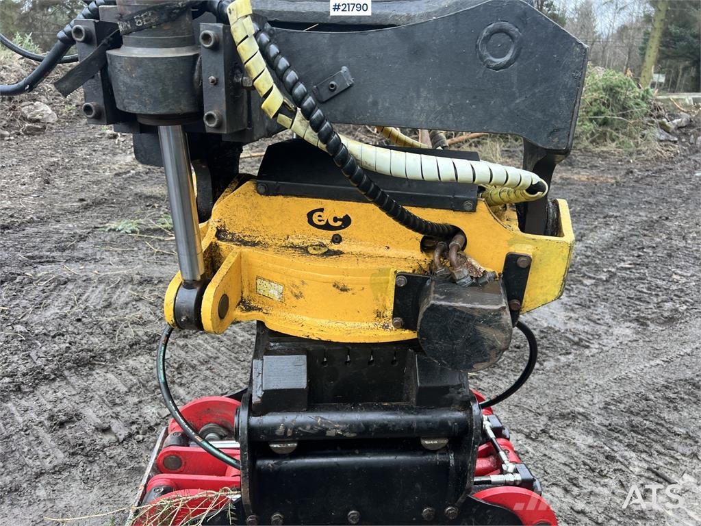 Volvo ec210cl excavator w/ rototilt, sanding bucket and  Escavadoras de rastos