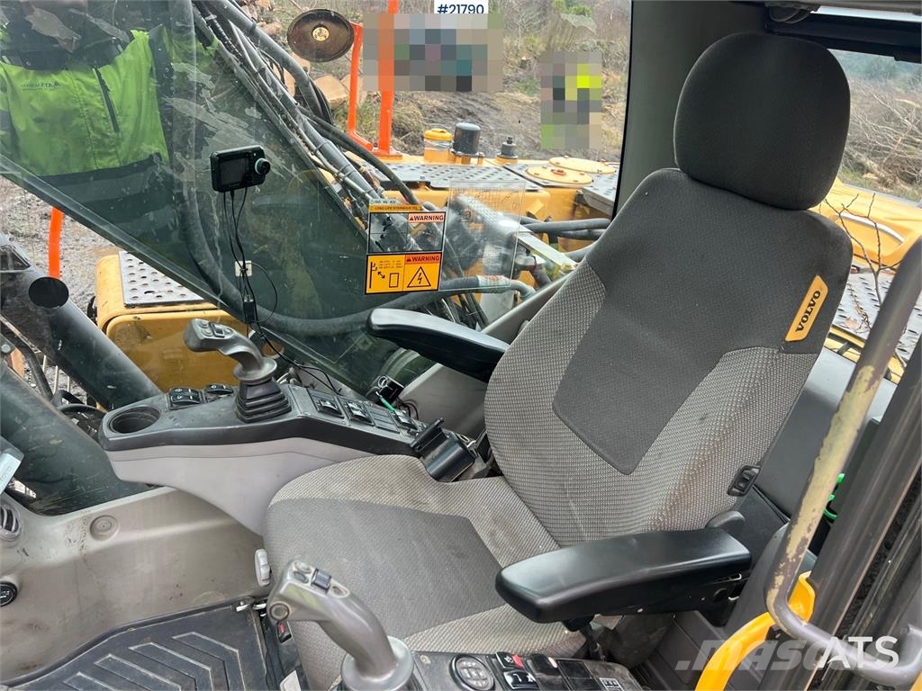 Volvo ec210cl excavator w/ rototilt, sanding bucket and  Escavadoras de rastos