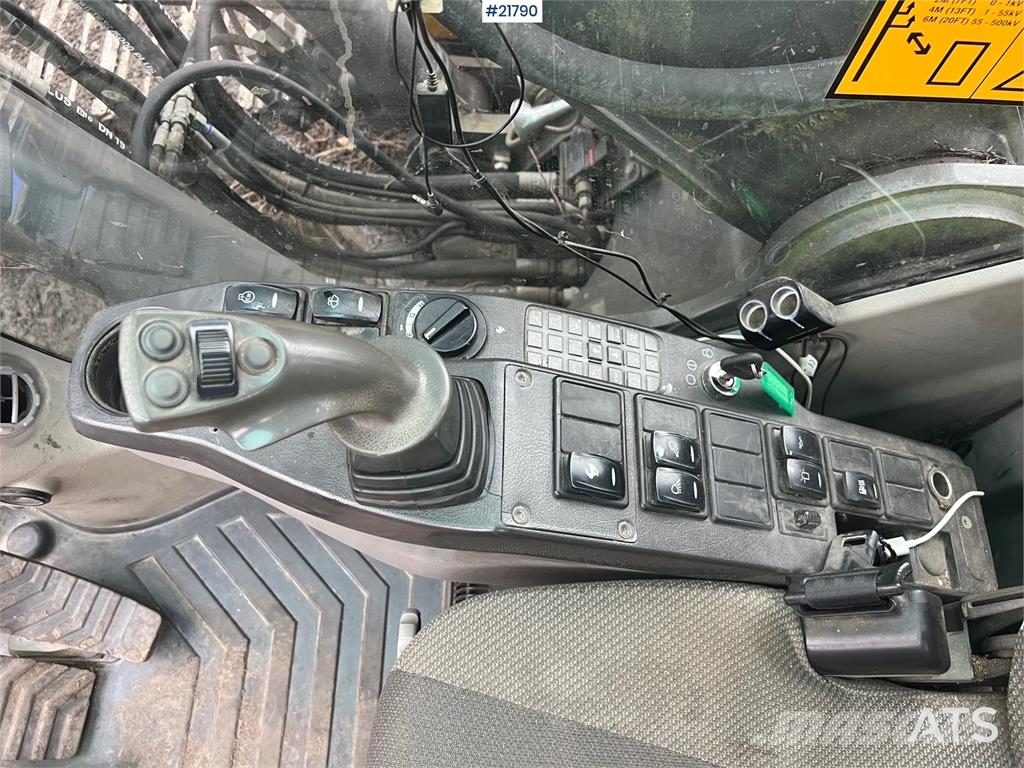 Volvo ec210cl excavator w/ rototilt, sanding bucket and  Escavadoras de rastos