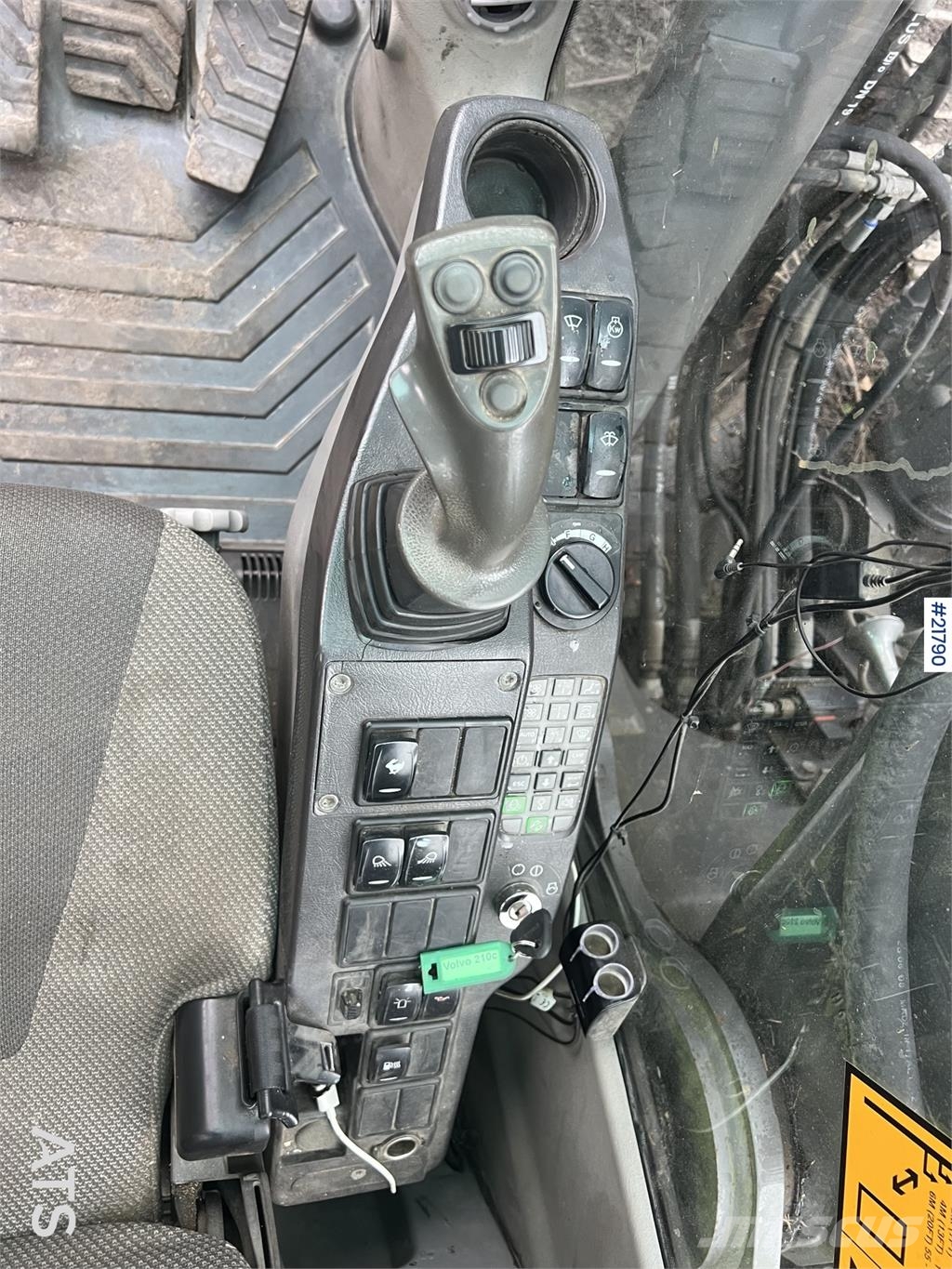 Volvo ec210cl excavator w/ rototilt, sanding bucket and  Escavadoras de rastos