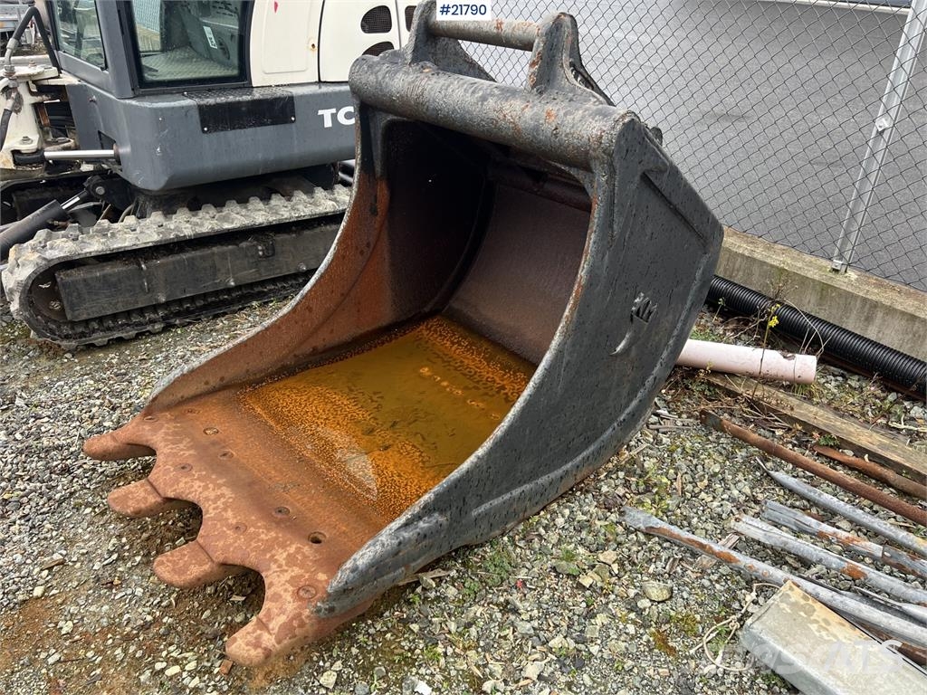 Volvo ec210cl excavator w/ rototilt, sanding bucket and  Escavadoras de rastos