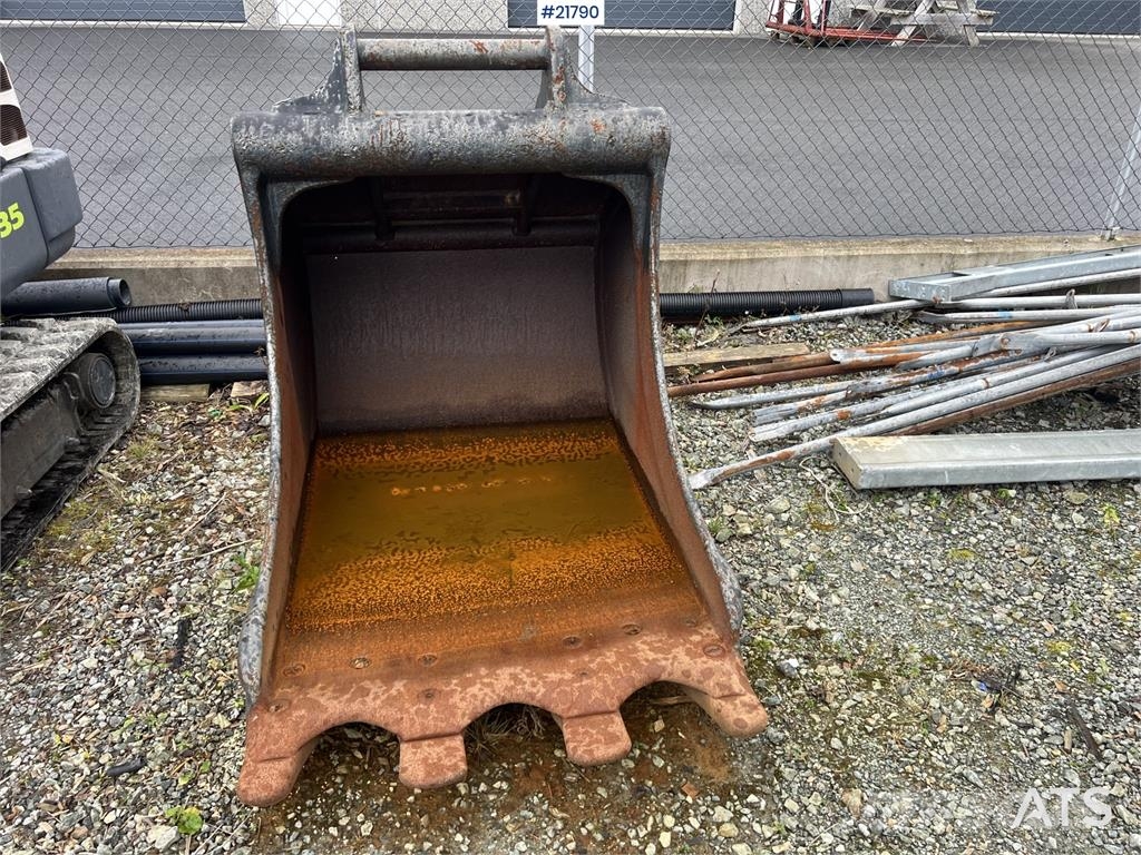Volvo ec210cl excavator w/ rototilt, sanding bucket and  Escavadoras de rastos