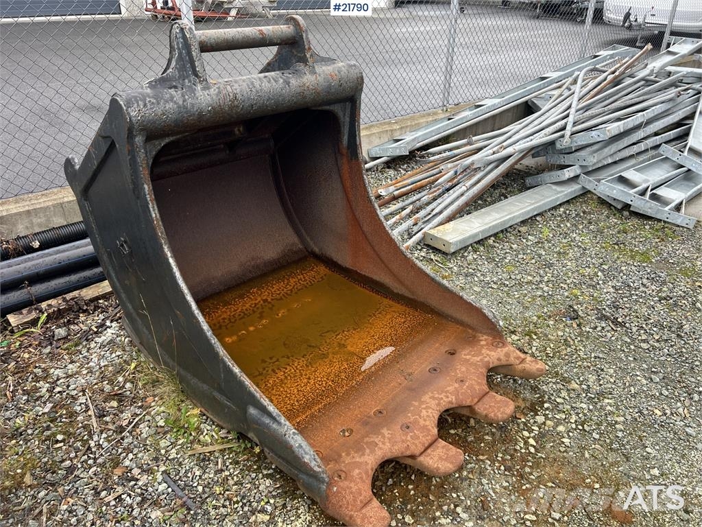 Volvo ec210cl excavator w/ rototilt, sanding bucket and  Escavadoras de rastos