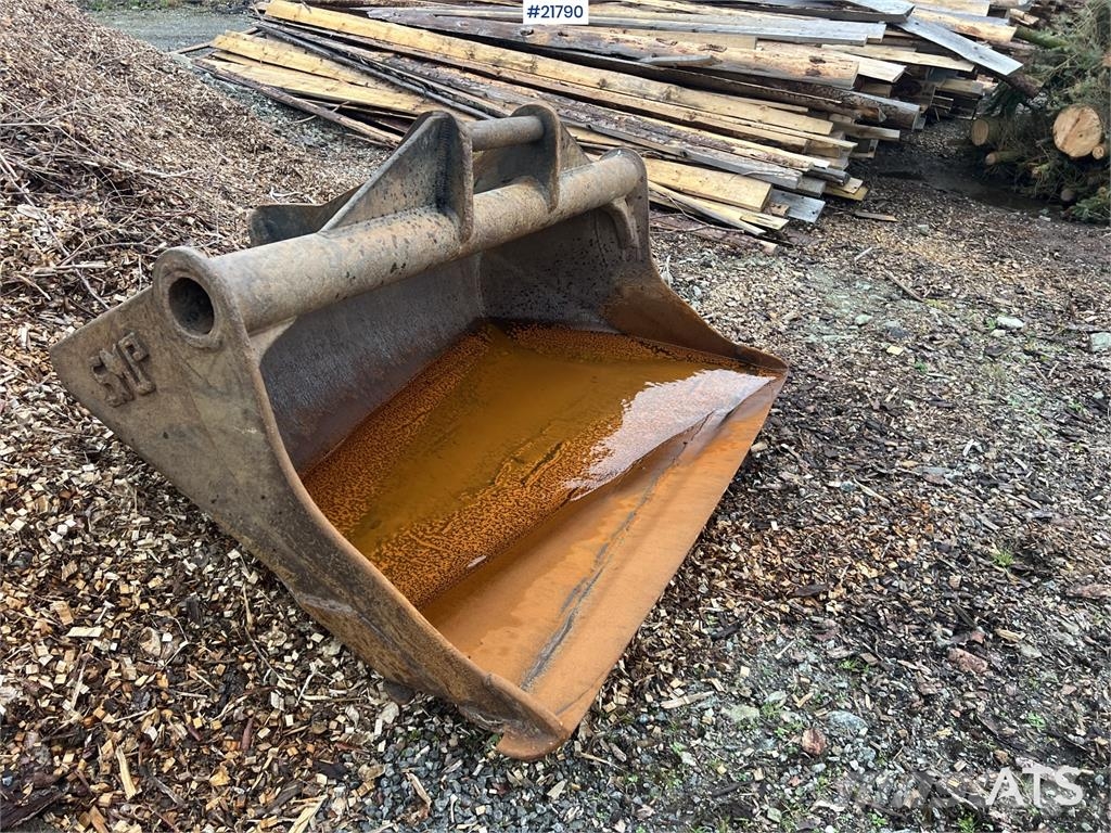 Volvo ec210cl excavator w/ rototilt, sanding bucket and  Escavadoras de rastos