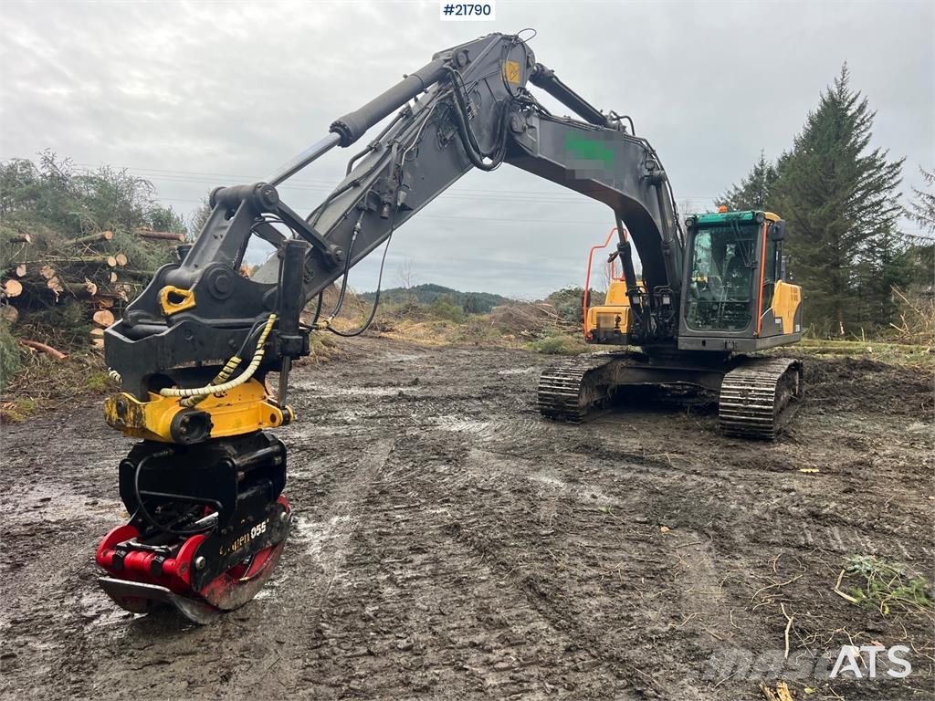 Volvo ec210cl excavator w/ rototilt, sanding bucket and  Escavadoras de rastos