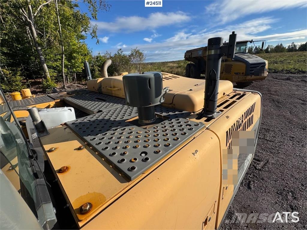 Volvo EC240CL Tracked Excavator – Digging Bucket Escavatori cingolati