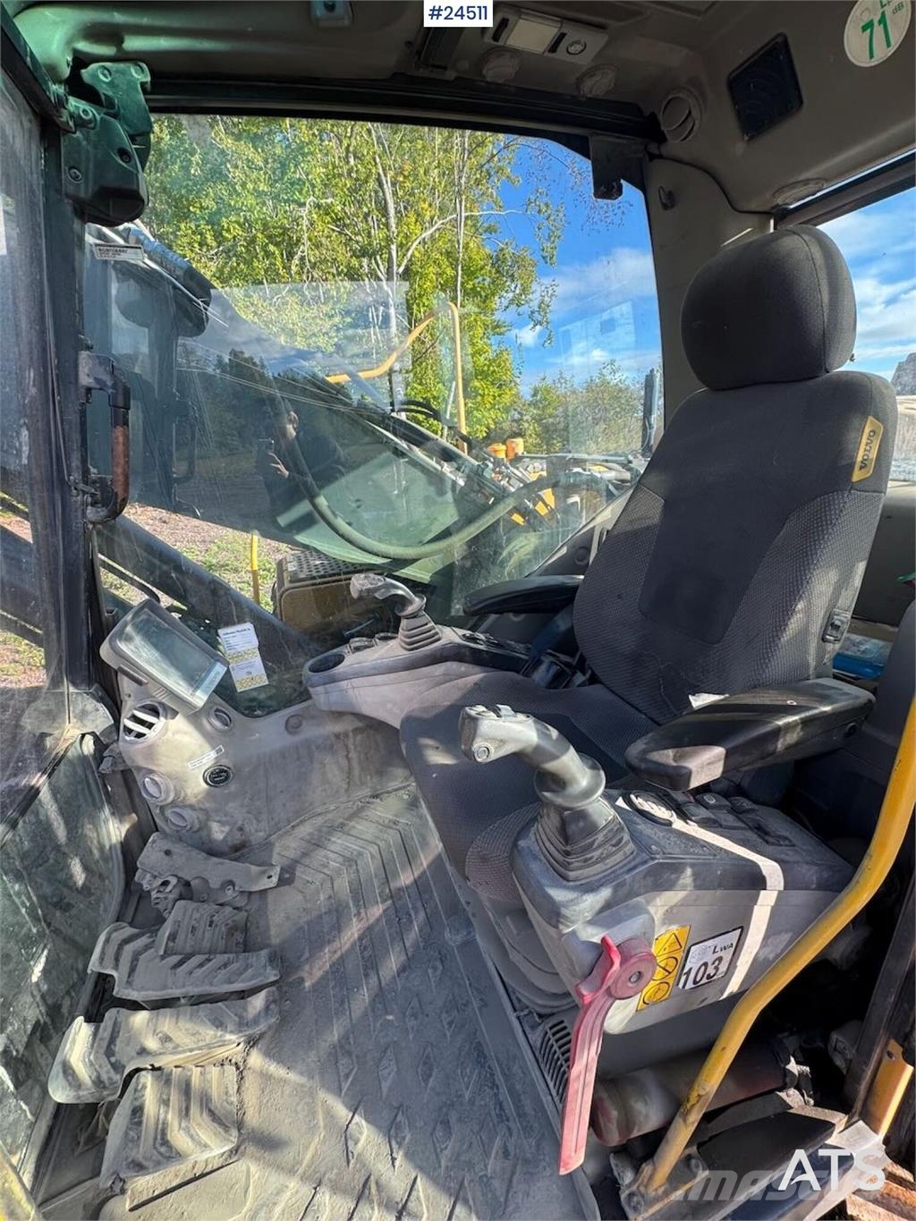 Volvo EC240CL Tracked Excavator – Digging Bucket Escavatori cingolati