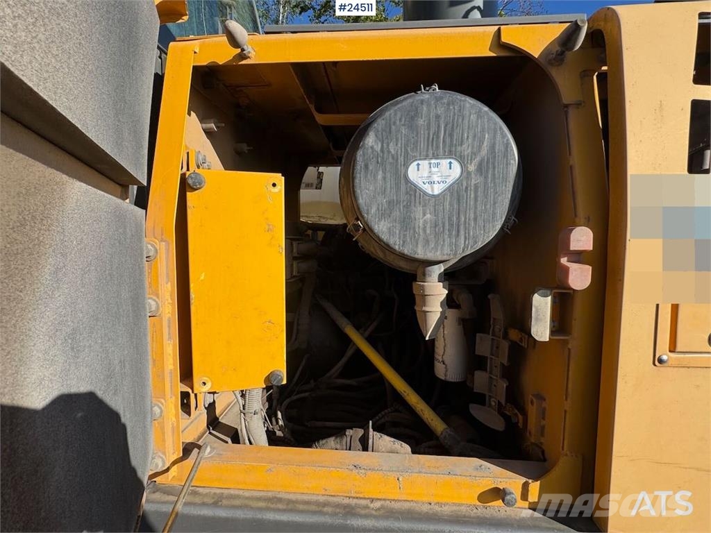 Volvo EC240CL Tracked Excavator – Digging Bucket Escavatori cingolati