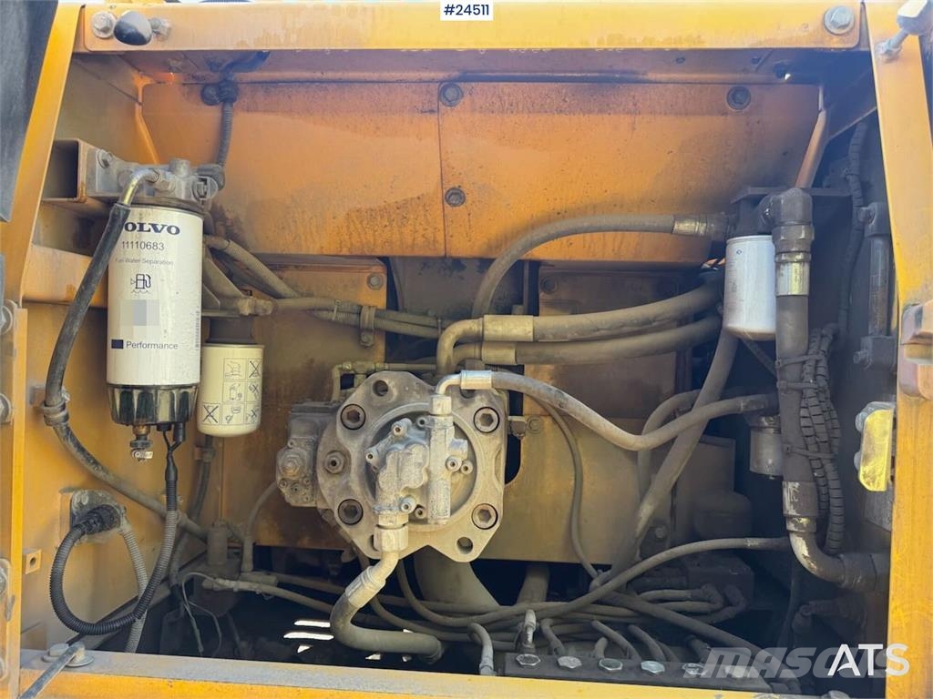 Volvo EC240CL Tracked Excavator – Digging Bucket Escavatori cingolati