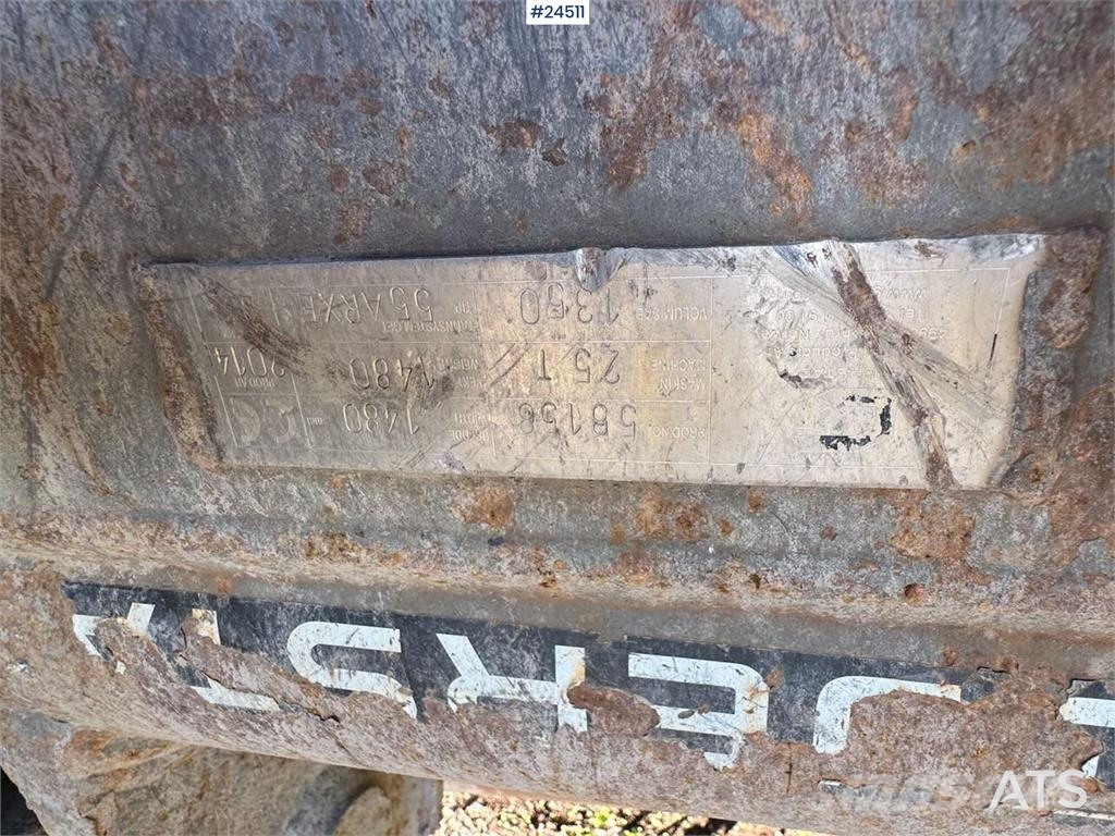 Volvo EC240CL Tracked Excavator – Digging Bucket Escavatori cingolati